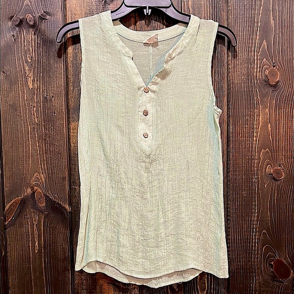 Late August Top M Green Gauzy Henley Sleeveless Lightweight Crinkle Neutral Boho - Picture 1 of 9